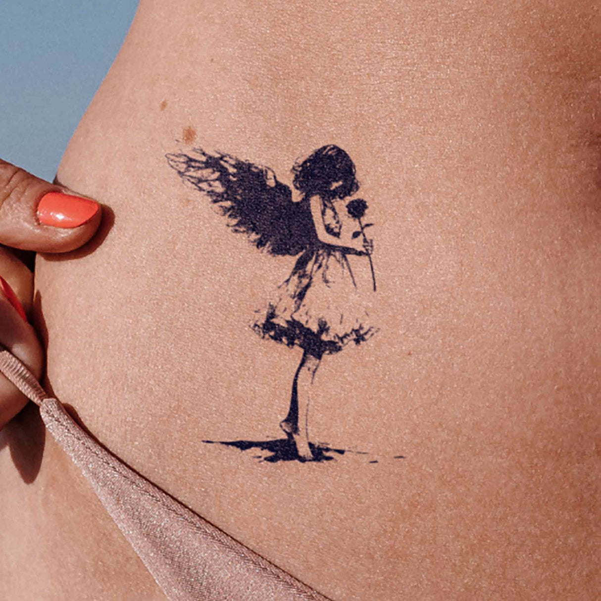Mädchen mit Rose im Banksy-Style Tattoo - Temporäres Jagua-Tattoo, hautfreundlich und flexibel, ideal für Kunstliebhaber und Street-Art-Fans.