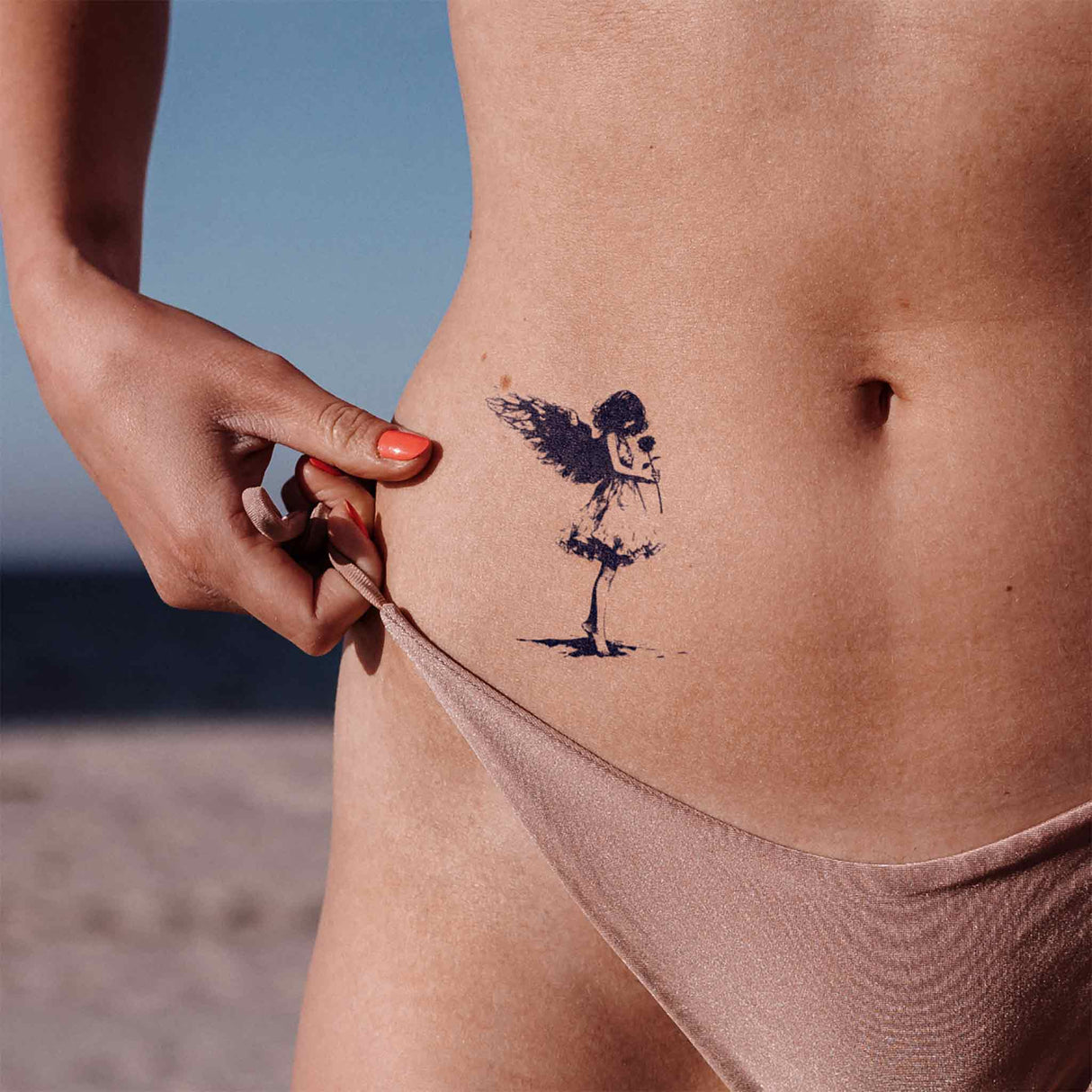 Mädchen mit Rose im Banksy-Style Tattoo - Temporäres Jagua-Tattoo, hautfreundlich und flexibel, ideal für Kunstliebhaber und Street-Art-Fans.