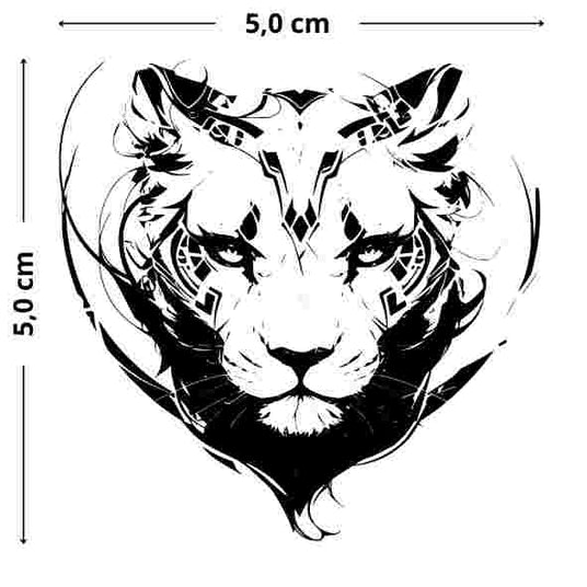 Weiblicher Loewenkopf mit grafischen Ornamenten in Herzform, Tattoo für sanfte Staerke und Eleganz, hautfreundlich und flexibel.