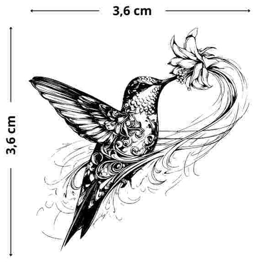 Kolibri saugt an Blüte Tattoo - Symbol für Lebensfreude, Anpassungsfähigkeit und Durchhaltevermögen. Zart und stark zugleich.