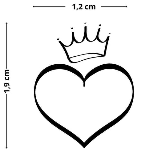 Herz mit Krone Tattoo, minimalistisches Design für subtile, royale Statements.