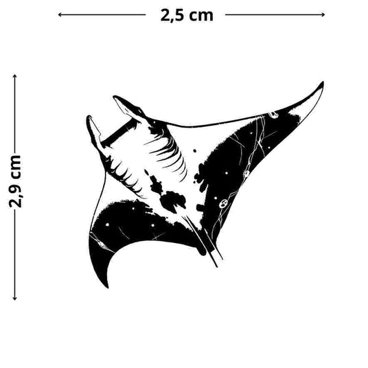 Cooles Mantarochen-Tattoo, das den Meeresbewohner lässig mit ausgebreiteten Flügeln zeigt, schwebend Durch den Ozean.