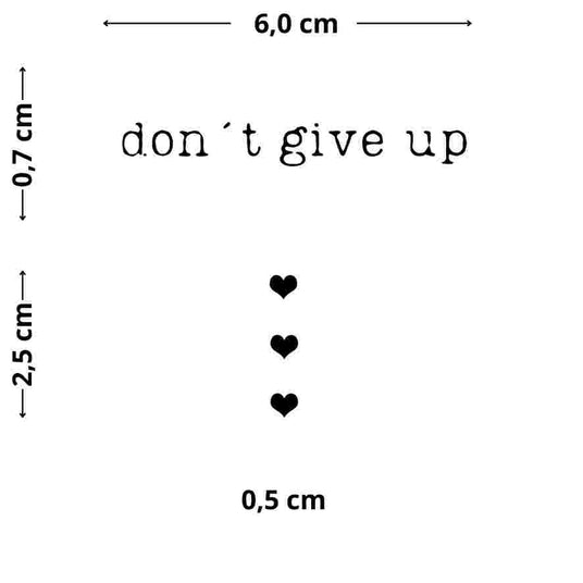 Drei Mini Herzchen – Temporäre Tattoos, die Liebe und Zärtlichkeit symbolisieren, perfekt für minimalistische Designs an Fingern, Handgelenk oder Knöchel.‘Don’t Give Up’ Tattoo – Kraftvolles, motivierendes Statement-Tattoo, das Entschlossenheit und Durchhaltevermögen ausdrückt, ideal für einen täglichen Motivationsboost.