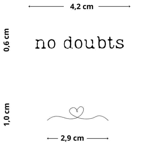 ‘No doubts’ Schriftzug Tattoo – Temporäres Tattoo mit einer klaren Botschaft, das Selbstsicherheit und Entschlossenheit ausdrückt.Kleines Herz als One-Line-Tattoo – Minimalistisches Design mit feiner Linienführung, perfekt für dezente Akzente auf Zehen oder Fingern.